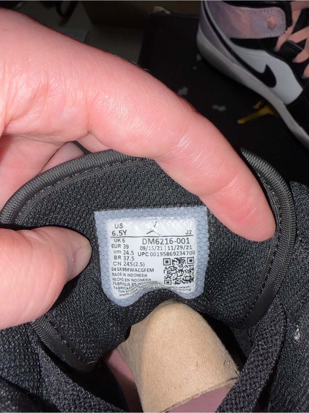 Nike Air Jordan 1 Mid SE GS Bleached Coral Black White DM6216-001 - Picture 11 of 12